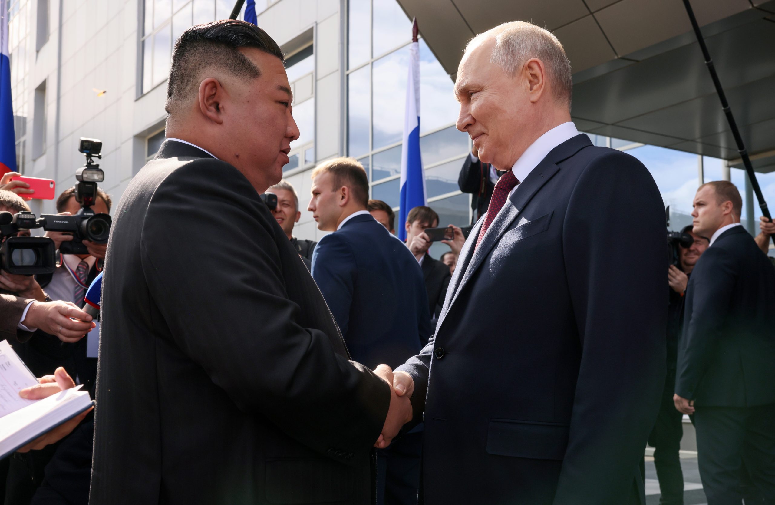epa10858012 Russian President Vladimir Putin (2-R) greets North Korean leader Kim Jong Un (L) during a visit to the Vostochny cosmodrome outside of the town of Tsiolkovsky (former Uglegorsk), some 180 km north of Blagoveschensk in Amur region, Russia, 13 September 2023.  EPA/MIKHAIL METZEL /SPUTNIK / KREMLIN POOL MANDATORY CREDIT