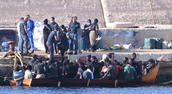epa10863568 New boat carrying migrants arrives on the island in Lampedusa, Italy,  16 September 2023. Italian Deputy Premier and Foreign Minister Antonio Tajani on 15 September called for the intervention of the United Nations in response to the significant increase in the arrival of migrants and refugees by sea to Italy in recent days. Lampedusa's city council declared a state of emergency on 13 September evening after a 48-hour continuous influx of migrants.  EPA/CIRO FUSCO