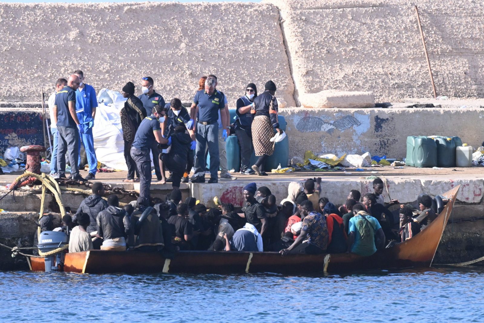 epa10863568 New boat carrying migrants arrives on the island in Lampedusa, Italy,  16 September 2023. Italian Deputy Premier and Foreign Minister Antonio Tajani on 15 September called for the intervention of the United Nations in response to the significant increase in the arrival of migrants and refugees by sea to Italy in recent days. Lampedusa's city council declared a state of emergency on 13 September evening after a 48-hour continuous influx of migrants.  EPA/CIRO FUSCO