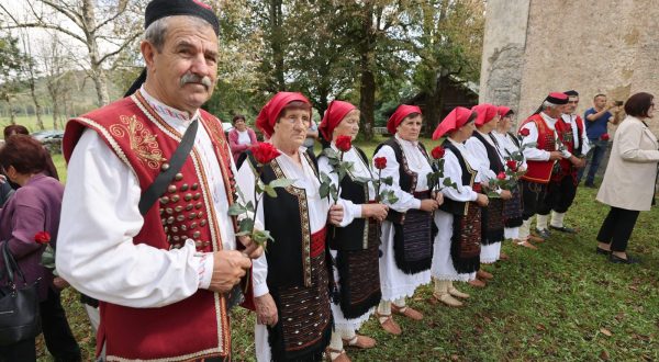 Medak, 16.09.2023.- U povodu 30. godišnjice stradanja srpskih civila na području Medačkog džepa, Srpsko narodno vijeće i obitelji žrtava organizirli su komemoraciju pokraj crkve sv. Jovana. U programu sjećanja sudjelovali su politički predstavnici srpske zajednice u Republici Hrvatskoj, aktivisti Inicijative mladih za ljudska prava, Documente – Centra za suočavanje s prošlošću i Antifašističke lige Republike Hrvatske te posebni izaslanik predsjednika Republike Srbije za pitanja nestalih Veran Matić. 
Foto HINA/ Zvonko KUCELIN