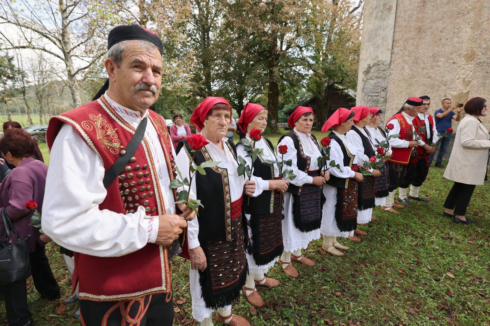 Medak, 16.09.2023.- U povodu 30. godišnjice stradanja srpskih civila na području Medačkog džepa, Srpsko narodno vijeće i obitelji žrtava organizirli su komemoraciju pokraj crkve sv. Jovana. U programu sjećanja sudjelovali su politički predstavnici srpske zajednice u Republici Hrvatskoj, aktivisti Inicijative mladih za ljudska prava, Documente – Centra za suočavanje s prošlošću i Antifašističke lige Republike Hrvatske te posebni izaslanik predsjednika Republike Srbije za pitanja nestalih Veran Matić. 
Foto HINA/ Zvonko KUCELIN