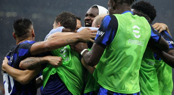 epa10865142 Inter Milan’s Hakan Calhanoglu celebrates with teammates after scoring a goal during the Italian Serie A soccer match between Inter Milan and AC Milan in Milan, Italy, 16 September 2023.  EPA/MATTEO BAZZI