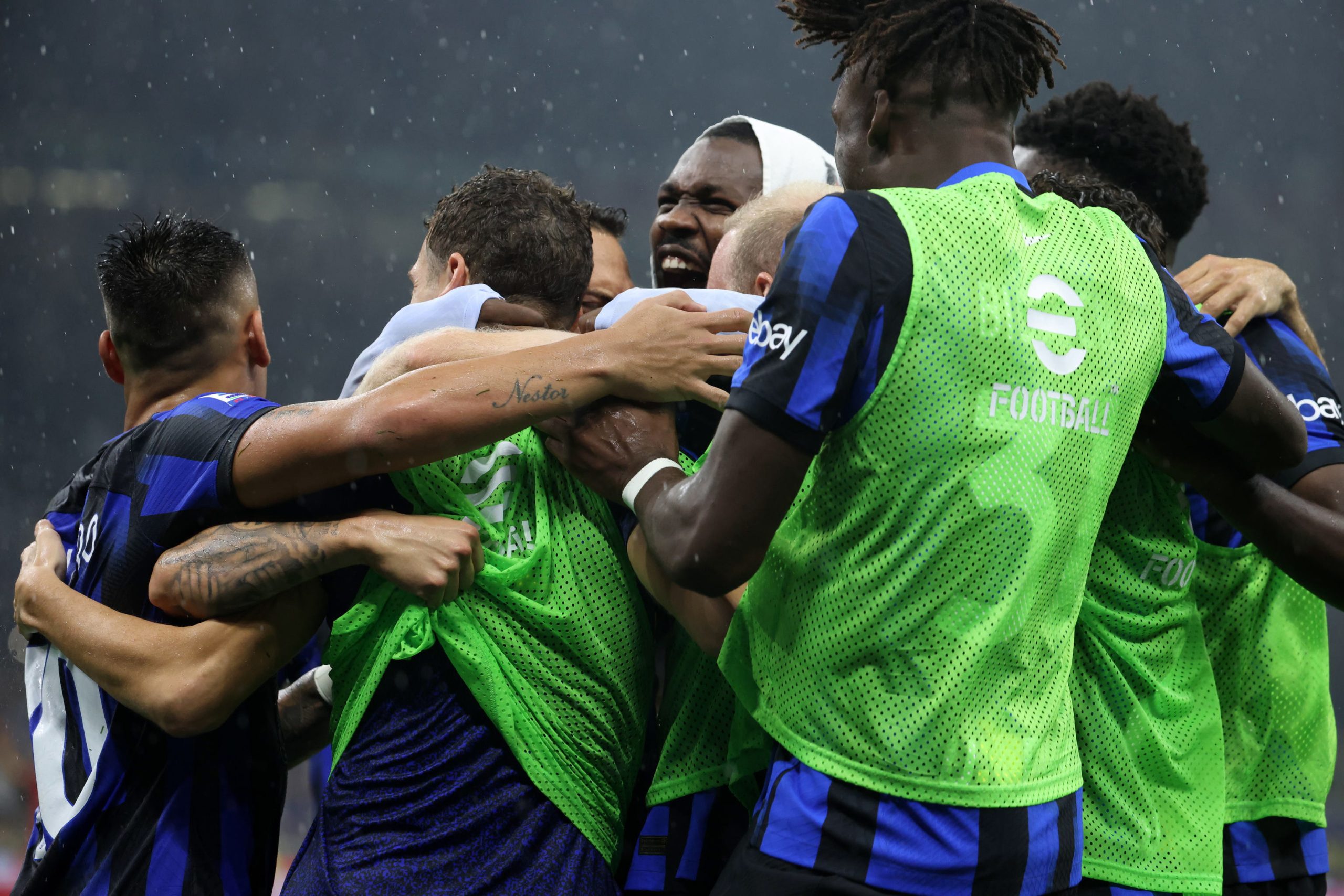 epa10865142 Inter Milan’s Hakan Calhanoglu celebrates with teammates after scoring a goal during the Italian Serie A soccer match between Inter Milan and AC Milan in Milan, Italy, 16 September 2023.  EPA/MATTEO BAZZI