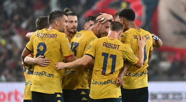 epa10865322 Genoa's Mattia Bani (R) celebrates with teammates after scoring the 1-0 opening goal during the Italian Serie A soccer match between Genoa CFC and SSC Napoli in Genoa, Italy, 16 September 2023.  EPA/LUCA ZENNARO