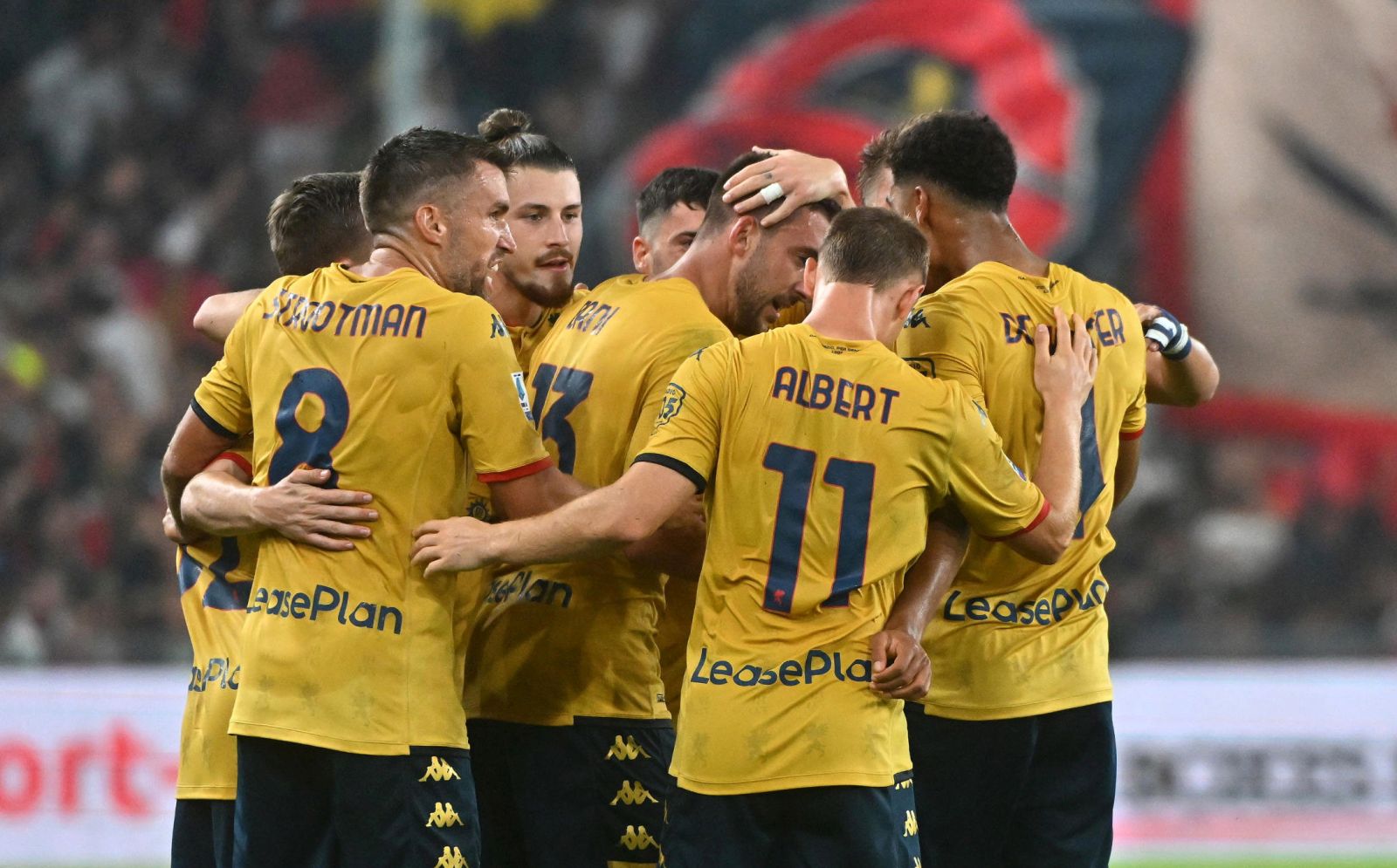 epa10865322 Genoa's Mattia Bani (R) celebrates with teammates after scoring the 1-0 opening goal during the Italian Serie A soccer match between Genoa CFC and SSC Napoli in Genoa, Italy, 16 September 2023.  EPA/LUCA ZENNARO