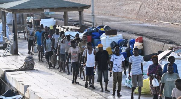epa10867466 Migrants arrive at 'Molo Favarolo' in Lampedusa, southern Italy, 18 September 2023. Migrants traveling on a small boat were rescued by the Coast Guard. The group, after the health triage, will be transferred to the hotspot where, at the moment, there are 1,104 people.  Italian Deputy Premier and Foreign Minister Antonio Tajani on 15 September called for the intervention of the United Nations in response to the significant increase in the arrival of migrants and refugees by sea to Italy in recent days.  EPA/CIRO FUSCO