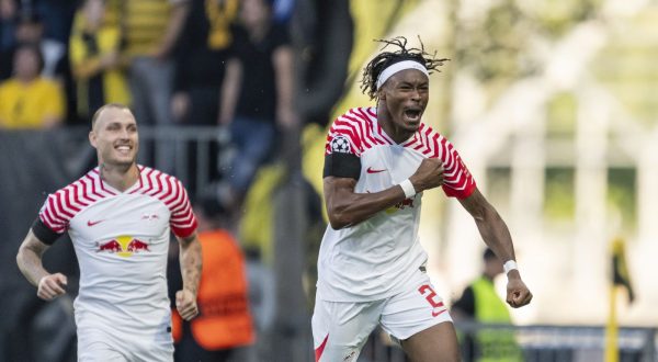 epa10869871 RB Leipzig's Mohamed Simakan (R) celebrates after scoring the 1-0 lead during the UEFA Champions League group G soccer match between BSC Young Boys and RB Leipzig at the Wankdorf stadium, in Bern, Switzerland, 19 September 2023.  EPA/ALESSANDRO DELLA VALLE