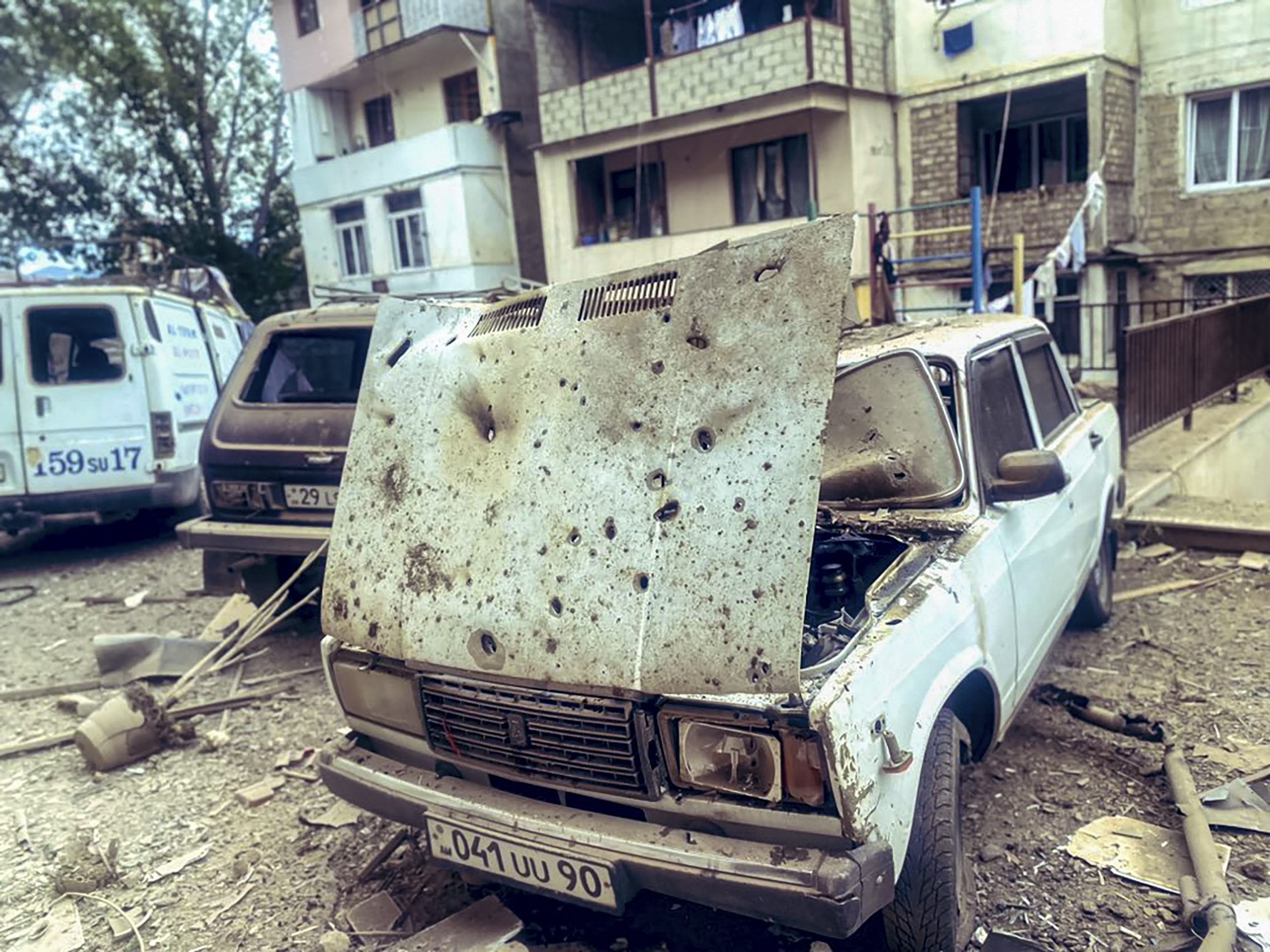 epa10869792 A handout photo made available by OC Media shows damage to residential buildings and vehicles in Stepnakert, Nagorno-Karabakh, 19 September 2023. Azerbaijan's Ministry of Defense announced on 19 September the launching of local 'anti-terrorism' measures against the Armenian military in the disputed Nagorno-Karabakh region in order to restore the constitutional order of Azerbaijan.  EPA/SARGSYAN/OC MEDIA HANDOUT HANDOUT EDITORIAL USE ONLY/NO SALES HANDOUT EDITORIAL USE ONLY/NO SALES