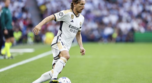 epa10872191 Real Madrid's Croatian midfielder Luka Modric in action during the UEFA Champions League group C soccer match between Real Madrid and Union Berlin, in Madrid, Spain, 20 September 2023.  EPA/Rodrigo Jimenez