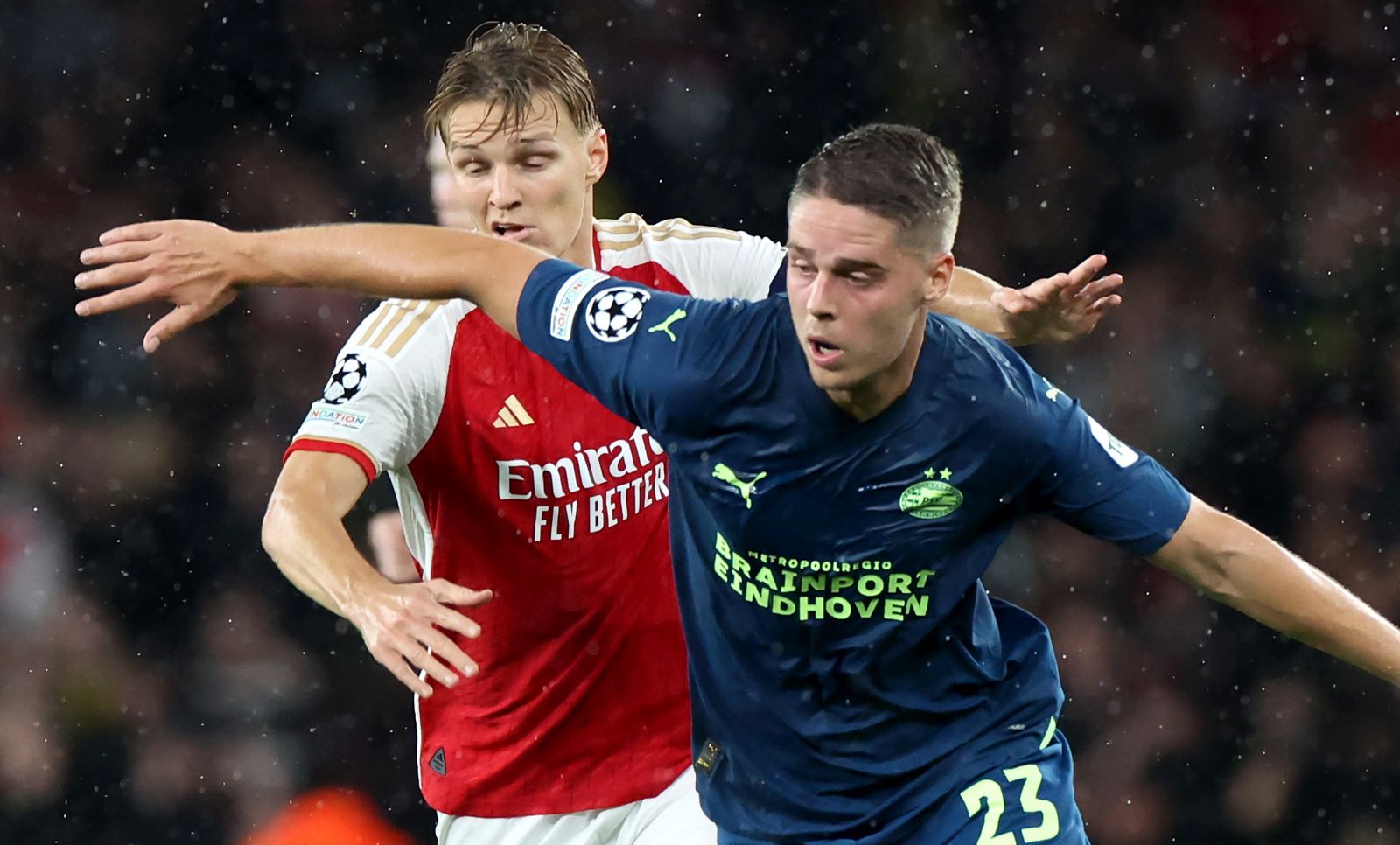 epa10872867 Martin Odegaard (L) of Arsenal in action against Joey Veerman of PSV during the UEFA Champions League Group B match between Arsenal London and PSV Eindhoven in London, Britain, 20 September 2023.  EPA/NEIL HALL