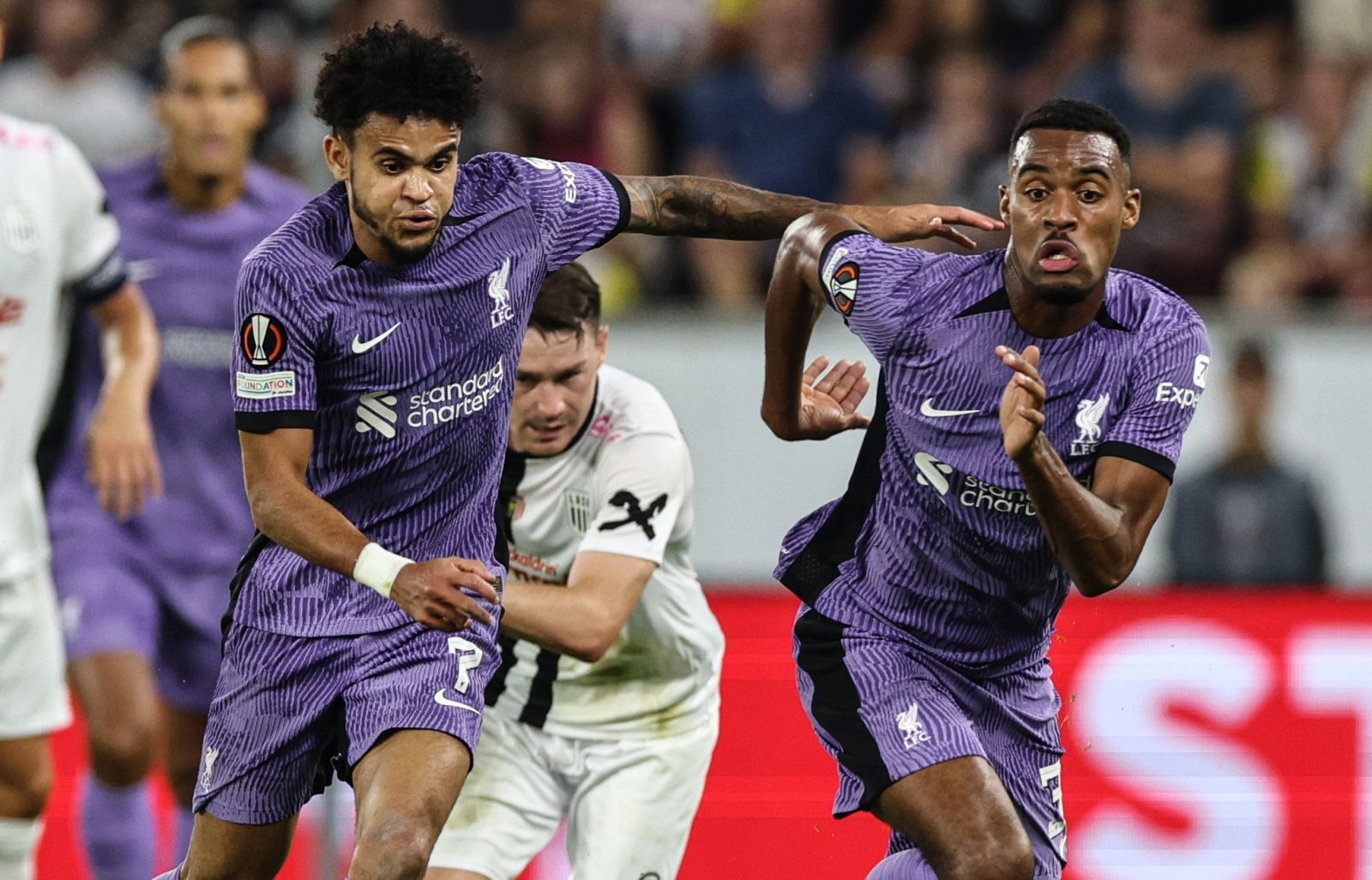 epa10874751 Liverpool´s Luis Diaz (C) and Joel Matip (R) in action during the UEFA Europa League Group E soccer match between LASK Linz and Liverpool FC in Linz, Austria, 21 September 2023.  EPA/ANNA SZILAGYI