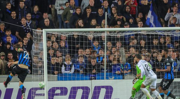 epa10875650 Hans Vanaken of Club Brugge scores the 1-0 goal during the UEFA Europa Conference League soccer match Club Brugge vs Besiktas at the Jan Breydel stadion in Bruges, Belgium, 21 September 2023.  EPA/OLIVIER MATTHYS