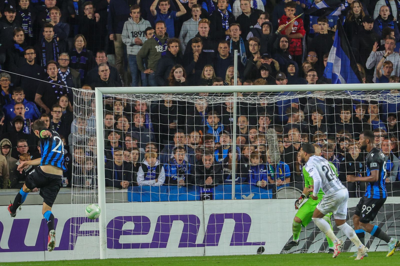 epa10875650 Hans Vanaken of Club Brugge scores the 1-0 goal during the UEFA Europa Conference League soccer match Club Brugge vs Besiktas at the Jan Breydel stadion in Bruges, Belgium, 21 September 2023.  EPA/OLIVIER MATTHYS