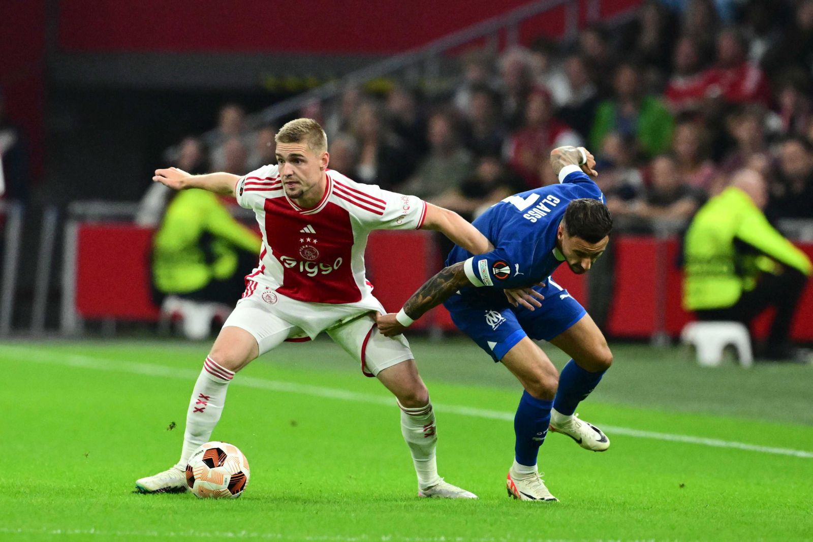 epa10875685 Kenneth Taylor (L) of Ajax and Jonathan Clauss of Olympique Marseille in action during the UEFA Europa League group stage match between Ajax Amsterdam and Olympique de Marseille at the Johan Cruijff ArenA in Amsterdam, Netherlands, 21 September 2023.  EPA/Olaf Kraak