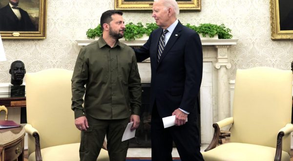 epa10875819 US President Joe Biden (R) holds a bilateral meeting with Ukrainian President Volodymyr Zelensky (L) in the Oval Office of the White House in Washington, DC, USA, 21 September 2023. Ukrainian President Zelensky is in Washington to meet with members of Congress at the US Capitol, the Pentagon and US President Joe Biden at the White House to make a case for further military aid.  EPA/JULIA NIKHINSON / POOL