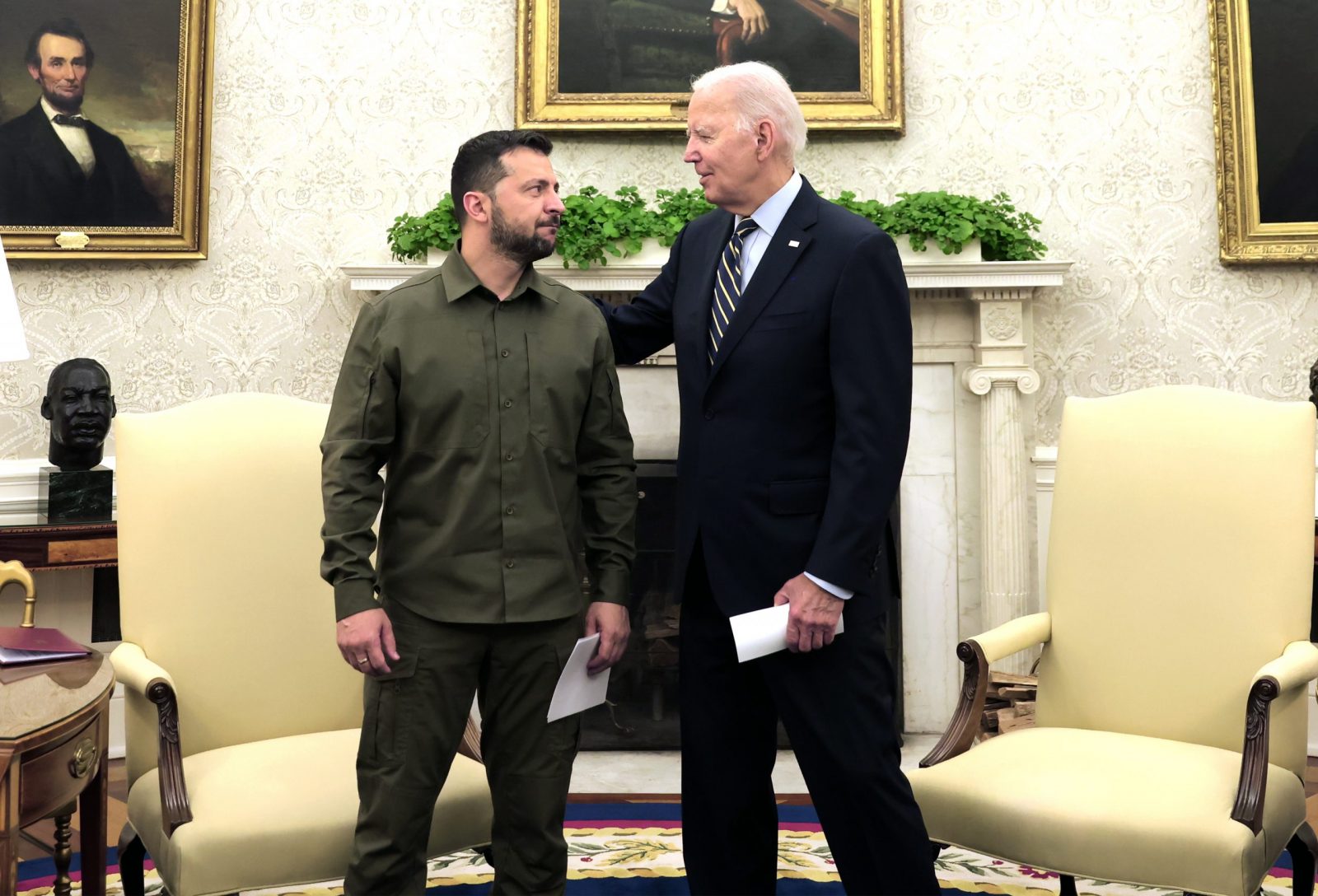 epa10875819 US President Joe Biden (R) holds a bilateral meeting with Ukrainian President Volodymyr Zelensky (L) in the Oval Office of the White House in Washington, DC, USA, 21 September 2023. Ukrainian President Zelensky is in Washington to meet with members of Congress at the US Capitol, the Pentagon and US President Joe Biden at the White House to make a case for further military aid.  EPA/JULIA NIKHINSON / POOL