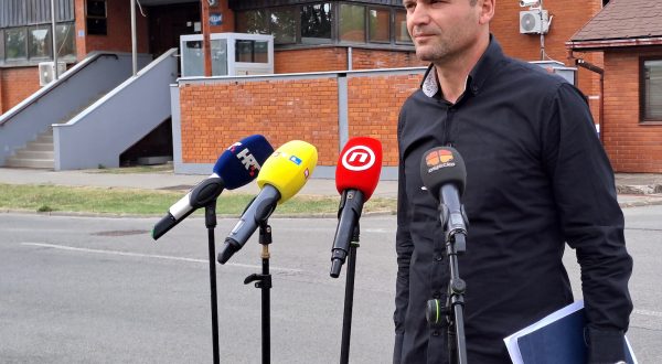 Osijek, 22.09.2023. - Osječko-baranjska policija u petak je izvijestila kako prva dojava o smrtnom stradavanju 21-godišnje djevojke u Osijeku nije ukazivala na kazneno djelo, već se do sumnje da je za to odgovoran 27-godišnji policajac došlo naknadnim istraživanjem i dokaznim radnjama. Na fotografiji načelnik Sektora kriminalističke policije PU osječko-baranjske Krunoslav Patača. foto HINA/ Igor VUČKOVIĆ/ ml
