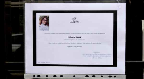 Osijek, 23.09.2023. - Ispred glavnog ulaza Pravnog fakulteta u Osijeku, kolegice i kolege studenti i prijatelji u subotu su se u 11 sati paljenjem lampiona i cvijećem oprostili posljednji puta od tragično preminule 21-jednogodišnje Mihaele Berak iz Osijeka. foto HINA/ Tomislav PRUSINA/ ml
