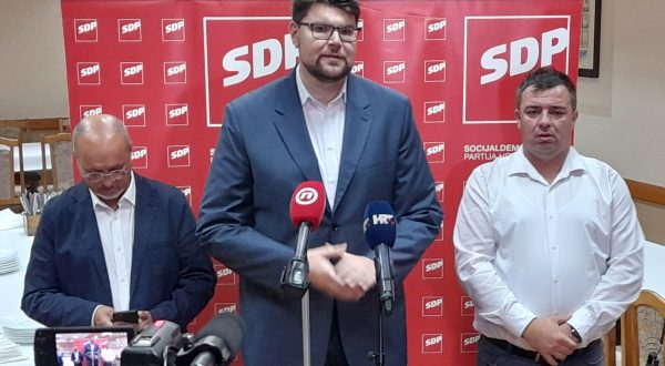 Stari Mikanovci, 23.09.2023. - Konferencija za novinare SDP-a o problemu afričke svinjske kuge u slavonskim županijama. Na fotografiji predsjednik SDP-a Peđa Grbin, predsjednik SDP-a Vukovarsko-srijemske županije i načelnik Starih Mikanovaca Mario Milinković te profesor Goran Kušec s Fakulteta Agrobiotehničkih znanosti u Osijeku. foto HINA/ Željko DRAŽENOVIĆ/ ml