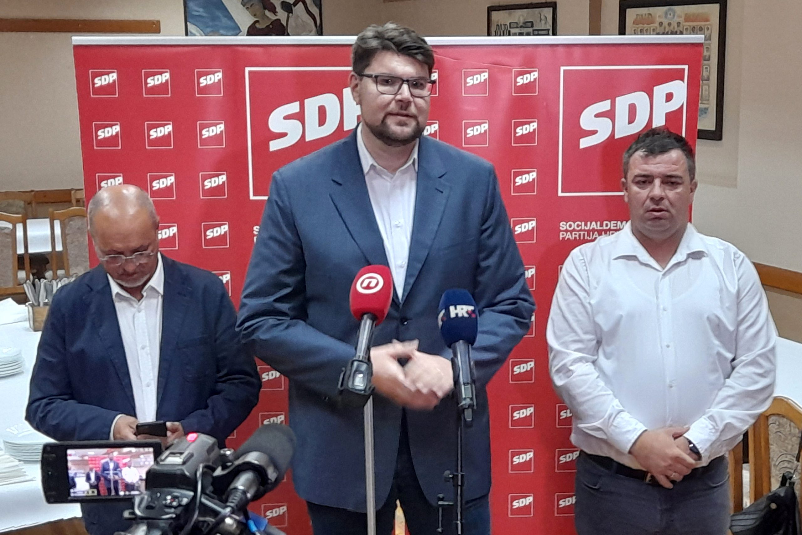 Stari Mikanovci, 23.09.2023. - Konferencija za novinare SDP-a o problemu afričke svinjske kuge u slavonskim županijama. Na fotografiji predsjednik SDP-a Peđa Grbin, predsjednik SDP-a Vukovarsko-srijemske županije i načelnik Starih Mikanovaca Mario Milinković te profesor Goran Kušec s Fakulteta Agrobiotehničkih znanosti u Osijeku. foto HINA/ Željko DRAŽENOVIĆ/ ml