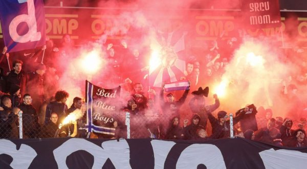 Zagreb, 25.09.2023. - Utakmica 9. kola HNL-a Rudeš - Dinamo. Na slici navijači Dinama, BBB, zapalili su baklje na istočnoj tribini stadiona na Kranjčevićevoj.
foto HINA/ Damir SENČAR/ ds