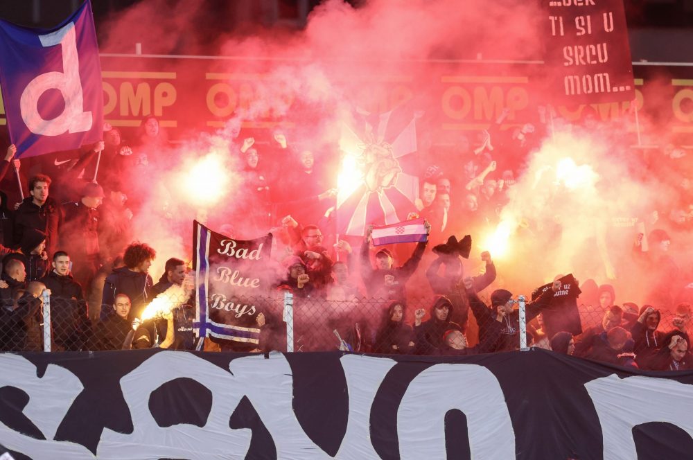 Zagreb, 25.09.2023. - Utakmica 9. kola HNL-a Rudeš - Dinamo. Na slici navijači Dinama, BBB, zapalili su baklje na istočnoj tribini stadiona na Kranjčevićevoj.
foto HINA/ Damir SENČAR/ ds