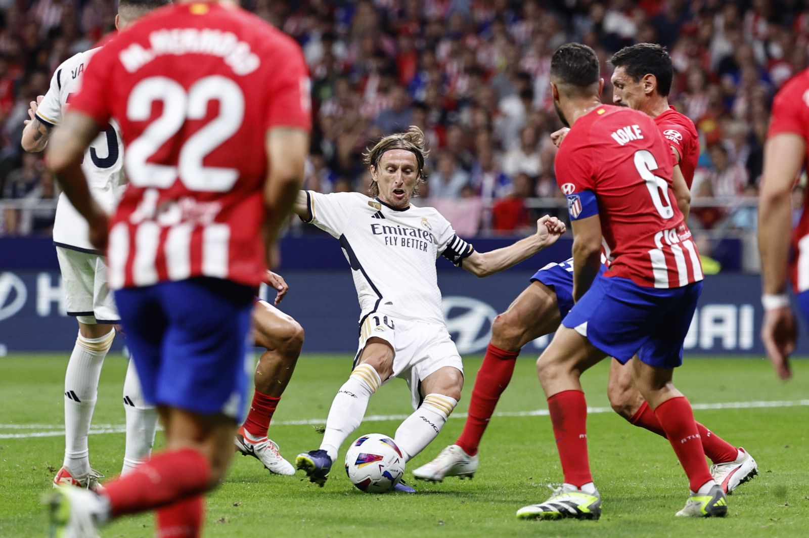 epa10881568 Real Madrid's Luka Modric (C) in action during the Spanish LaLiga soccer match between Atletico Madrid and Real Madrid, in Madrid, Spain, 24 September 2023.  EPA/Rodrigo Jimenez