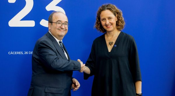 epa10883518 Spain's Culture Minister Miquel Iceta (L) welcomes his Croatian counterpart Nina Obuljen Korzinek prior to the European Union informal ministerial meeting on Culture held in Caceres, Spain, 26 September 2023. The meeting is held on the sidelines of the Spanish six-month rotating presidency of the Council of the EU.  EPA/JERO MORALES