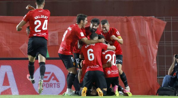 epa10884874 Players of Mallorca celebrate scoring the 1-0 goal during the Spanish LaLiga soccer match between RCD Mallorca and FC Barcelona, in Palma de Mallorca, Balearic Islands, Spain, 26 September 2023.  EPA/CATI CLADERA