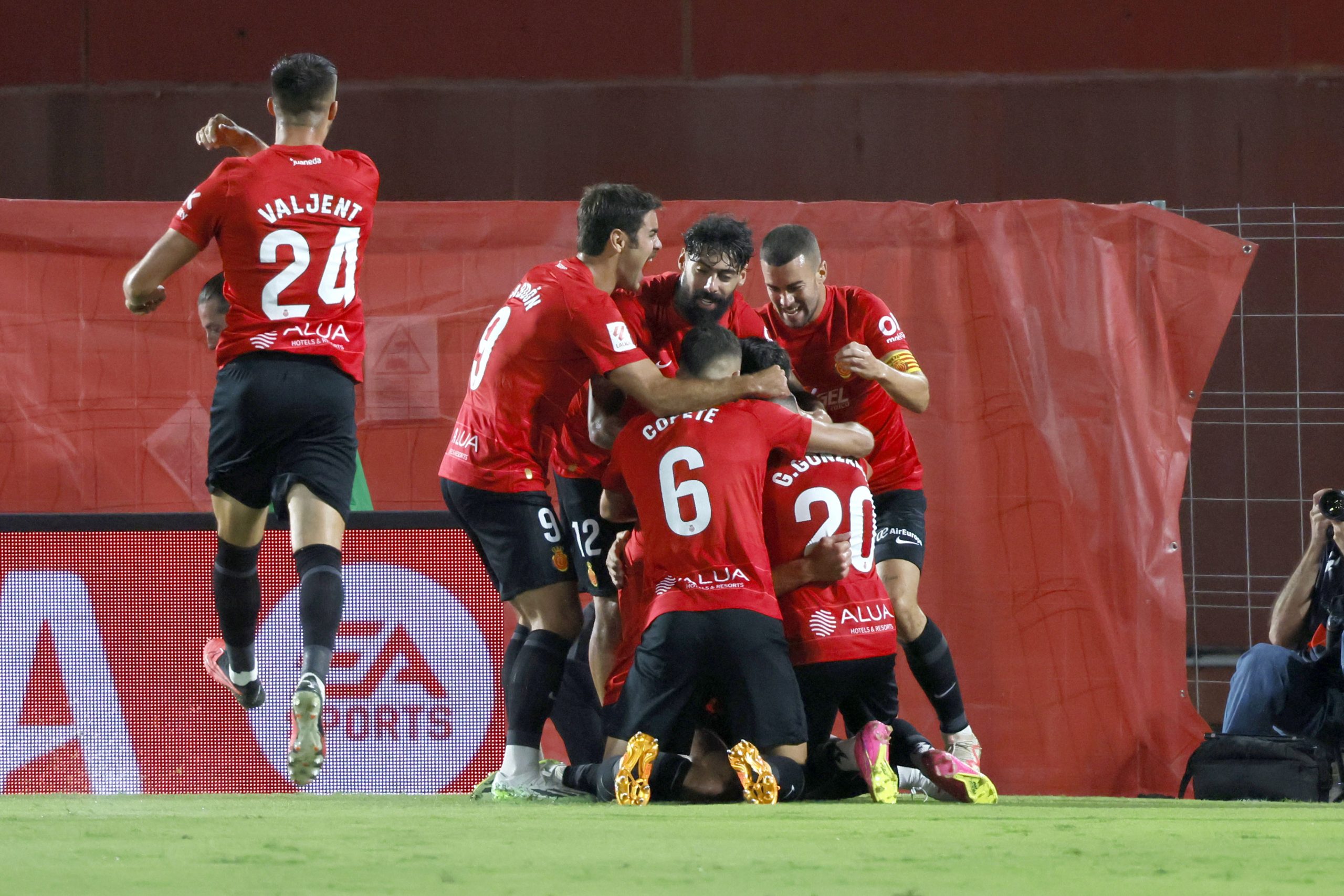 epa10884874 Players of Mallorca celebrate scoring the 1-0 goal during the Spanish LaLiga soccer match between RCD Mallorca and FC Barcelona, in Palma de Mallorca, Balearic Islands, Spain, 26 September 2023.  EPA/CATI CLADERA