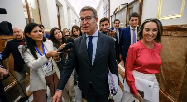 epa10885324 Leader of the People's Party Alberto Nunez-Feijoo (C) and People's Party spokeswoman in the Lower House, Cuca Gamarra (R) arrive for the first round of voting on Feijoo's investiture at the Lower Chamber in Madrid, Spain, 27 September 2023. At the end of the parliamentary debates, MPs will be voting at the Lower Chamber for the investiture of Alberto Nunez-Feijoo as Spanish Prime Minister. Feijoo will have to obtain an absolute majority of votes from 176 deputies, in order to be invested.  EPA/JUAN CARLOS HIDALGO