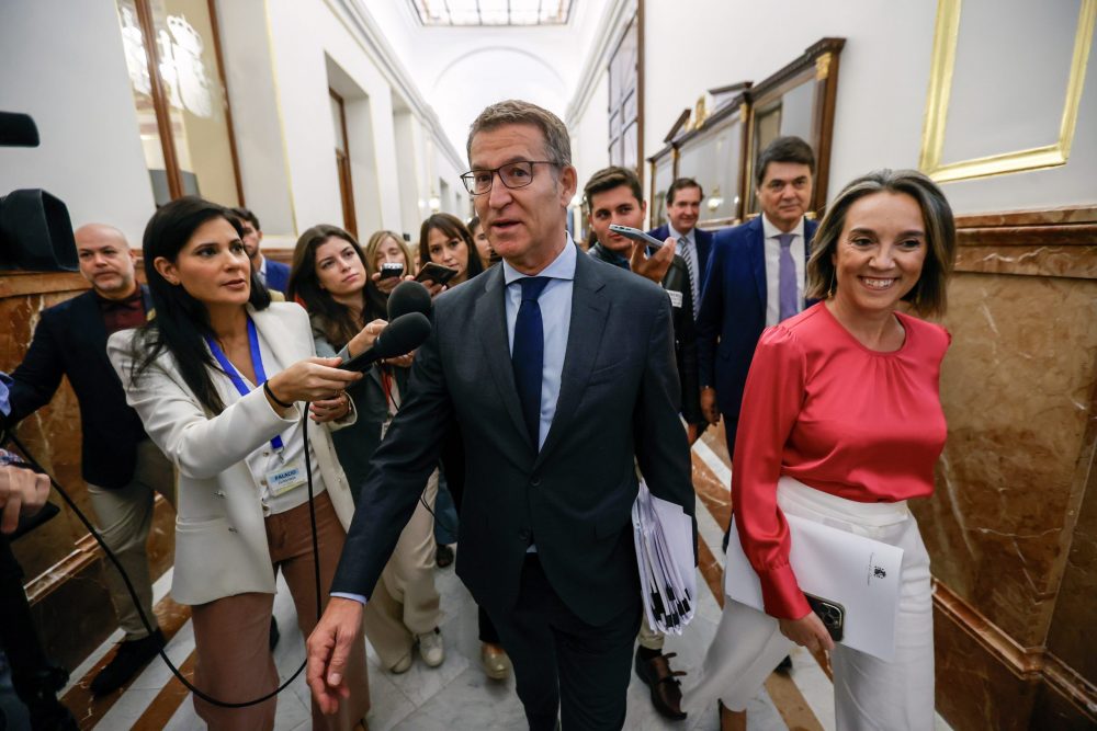 epa10885324 Leader of the People's Party Alberto Nunez-Feijoo (C) and People's Party spokeswoman in the Lower House, Cuca Gamarra (R) arrive for the first round of voting on Feijoo's investiture at the Lower Chamber in Madrid, Spain, 27 September 2023. At the end of the parliamentary debates, MPs will be voting at the Lower Chamber for the investiture of Alberto Nunez-Feijoo as Spanish Prime Minister. Feijoo will have to obtain an absolute majority of votes from 176 deputies, in order to be invested.  EPA/JUAN CARLOS HIDALGO