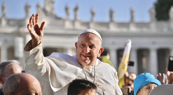 epa10885316 Pope Francis greets faithful during his weekly general audience in Saint Peter's Square, Vatican City, 27 September 2023.  EPA/ALESSANDRO DI MEO