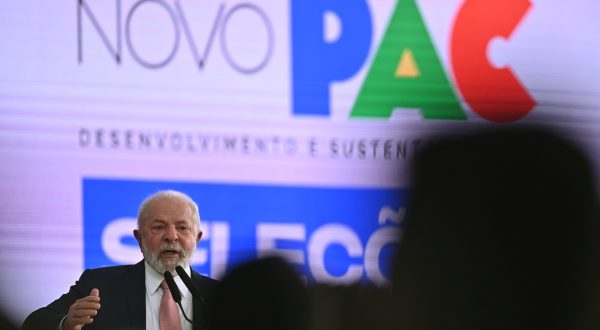 epa10886392 President of Brazil, Luiz Inacio Lula da Silva, attends the launch of the selections for the new Growth Acceleration Program (PAC), at the Planalto Palace in Brasilia, Brazil, 27 September 2023. The Brazilian Government began this Wednesday the implementation of the new Growth Acceleration Program (PAC), with which it will invest BRL 1.7 trillion throughout the entire federal territory and with which it will bet on ecological transformation and neo-industrialization.  EPA/Andre Borges