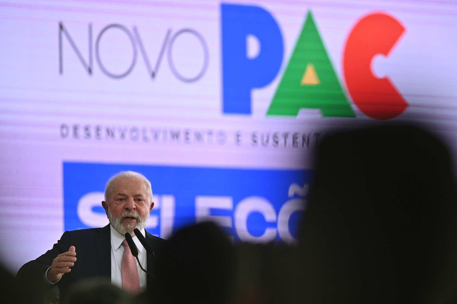 epa10886392 President of Brazil, Luiz Inacio Lula da Silva, attends the launch of the selections for the new Growth Acceleration Program (PAC), at the Planalto Palace in Brasilia, Brazil, 27 September 2023. The Brazilian Government began this Wednesday the implementation of the new Growth Acceleration Program (PAC), with which it will invest BRL 1.7 trillion throughout the entire federal territory and with which it will bet on ecological transformation and neo-industrialization.  EPA/Andre Borges