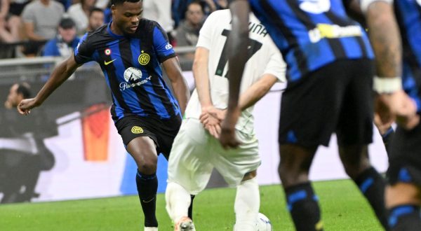 epa10886653 Inter Milan midfielder Denzel Dumfries (L) scores the 1-0 during the Italian Serie A soccer match beteween Inter Milan and Sassuolo at the Giuseppe Meazza stadium in Milan, Italy, 27 September 2023.  EPA/Daniel Dal Zennaro