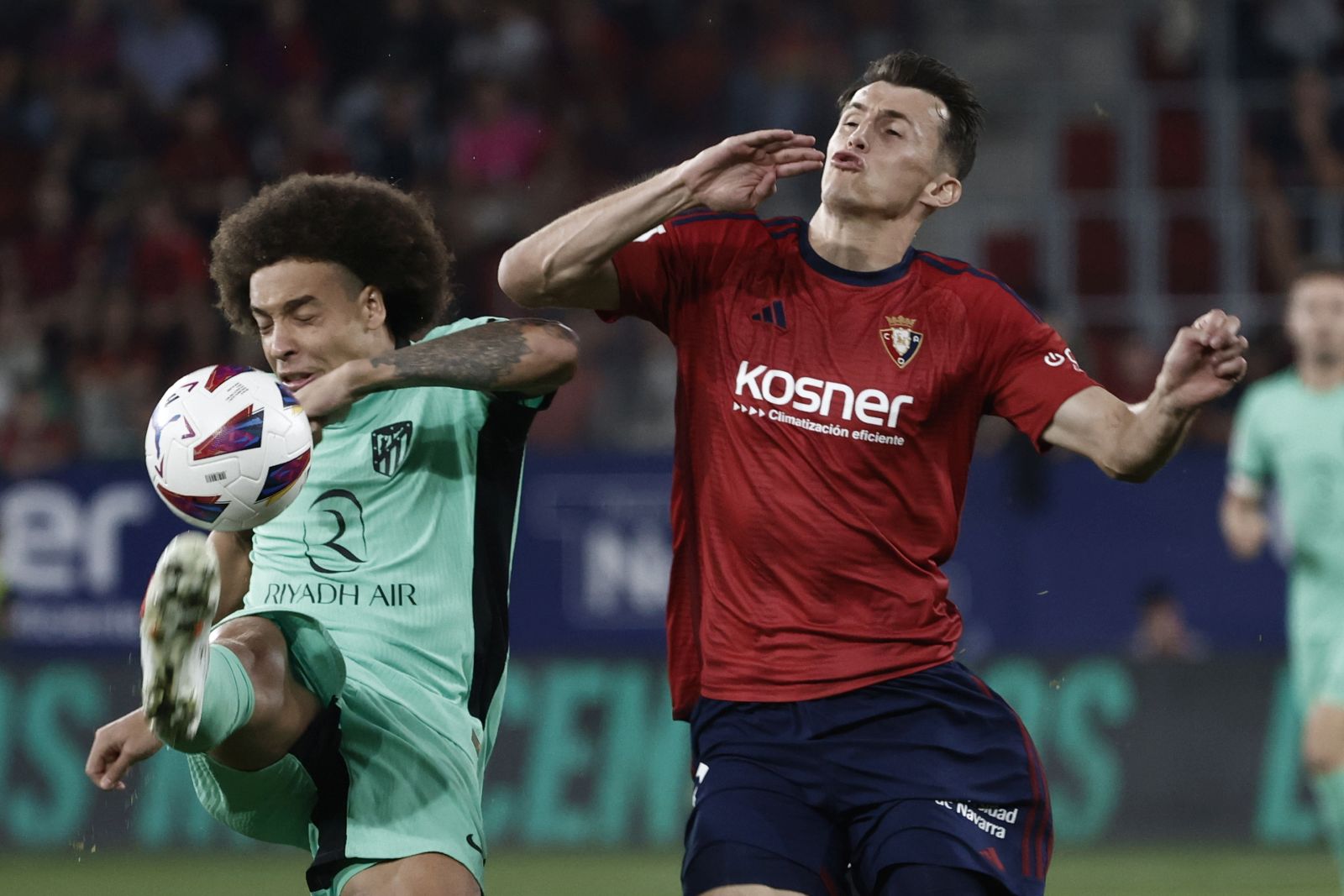 epa10888484 Osasuna's striker Ante Budimir (R) duels for the ball with Atletico de Madrid's midfielder Axel Witsel during the Spanish LaLiga soccer match between CA Osasuna and Atletico Madrid, in Pamplona, Spain, 28 September 2023.  EPA/Jesus Diges
