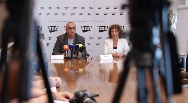 Zagreb, 29.09.2023. - Održana je konferencija za novinare Hrvatskog novinarskog društva (HND) o opasnosti predloženog uvođenja novog kaznenog djela u Kazneni zakon, koje se odnosi na neovlašteno otkrivanje sadržaja izvidne ili dokazne radnje koje se tiče sudionika postupka. Na konferenciji su govorili predstjednik HND-a Hrvoje Zovko te članica HND-a i novinarka N1 Ana Raić. foto HINA  /Zvonimir KUHTIĆ/ kuzo