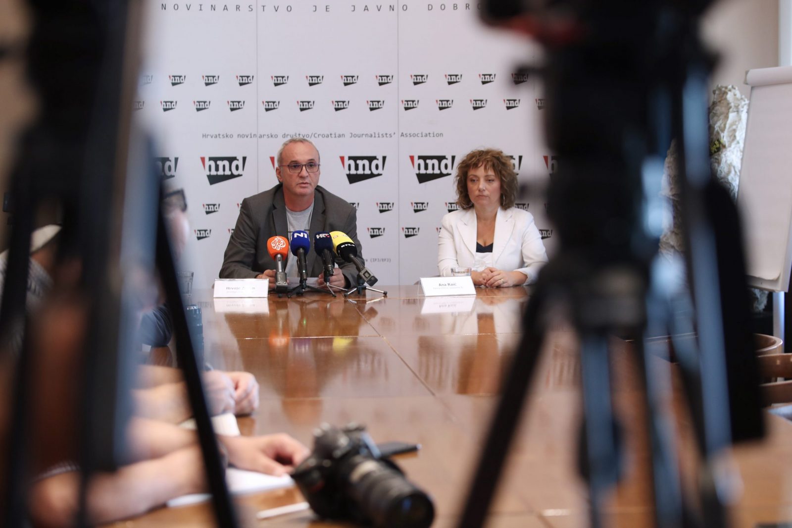 Zagreb, 29.09.2023. - Održana je konferencija za novinare Hrvatskog novinarskog društva (HND) o opasnosti predloženog uvođenja novog kaznenog djela u Kazneni zakon, koje se odnosi na neovlašteno otkrivanje sadržaja izvidne ili dokazne radnje koje se tiče sudionika postupka. Na konferenciji su govorili predstjednik HND-a Hrvoje Zovko te članica HND-a i novinarka N1 Ana Raić. foto HINA  /Zvonimir KUHTIĆ/ kuzo