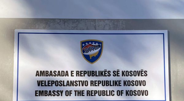 Zagreb, 29.9.2023.- Na ploèu s natpisom veleposlanstva Republike Kosovo na Trgu kralja Tomislava u Zagrebu, nepoznati poèinitelj je u noæi na petak zalijepio naljepnicu srpske zastave preko kosovskog grba, to je zastupnica nacionalnih manjina Ermina Lekaj Prljaskaj osudila pokuajem stvaranja nemira. 
foto HINA/ ua