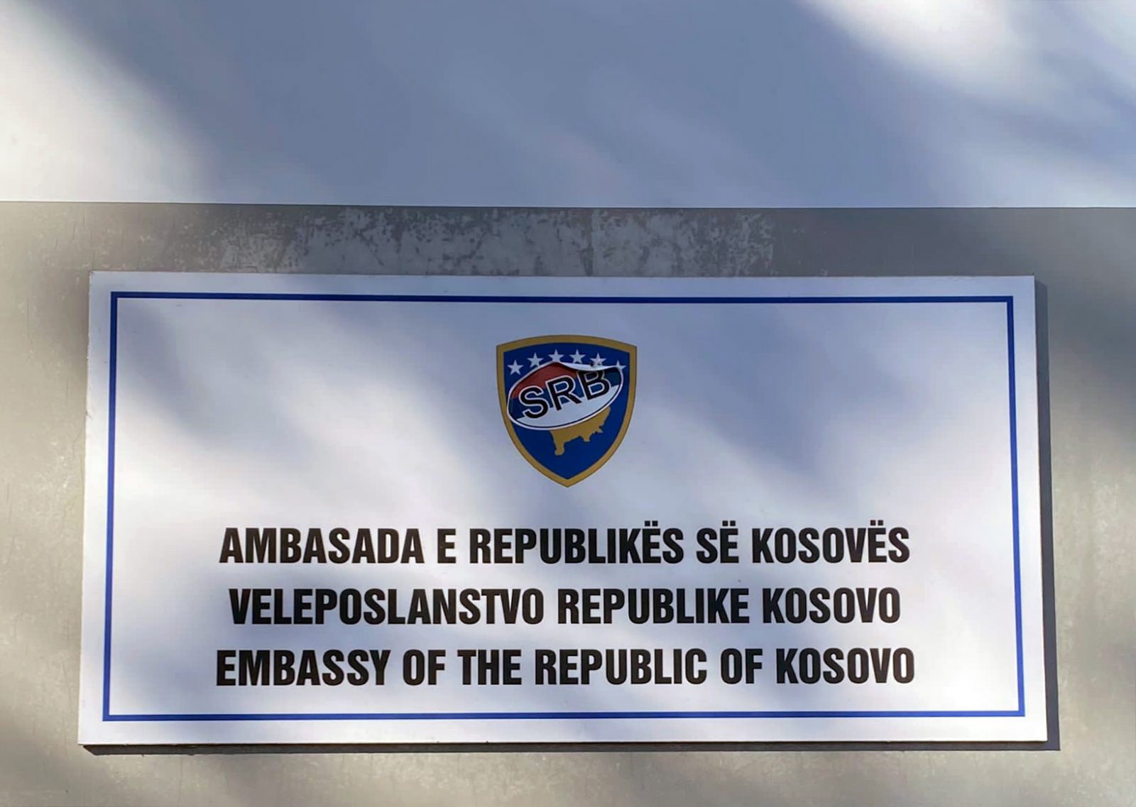 Zagreb, 29.9.2023.- Na ploèu s natpisom veleposlanstva Republike Kosovo na Trgu kralja Tomislava u Zagrebu, nepoznati poèinitelj je u noæi na petak zalijepio naljepnicu srpske zastave preko kosovskog grba, to je zastupnica nacionalnih manjina Ermina Lekaj Prljaskaj osudila pokuajem stvaranja nemira. 
foto HINA/ ua