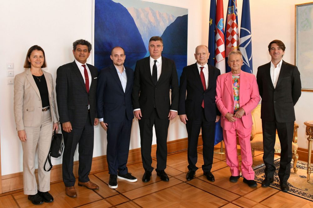 Zagreb, 29.09.2023 - Hrvatski predsjednik Zoran Milanoviæ u petak je primio izaslanstvo Hrvatskog drutva za kataraktu i refraktivnu kirurgiju i sudionike kongresa o novim trendovima u oftamologiji koji se u petak odrava u Zagrebu. foto HINA/ Ured predsjednika RH/ Tomislav BULJETA/ ik