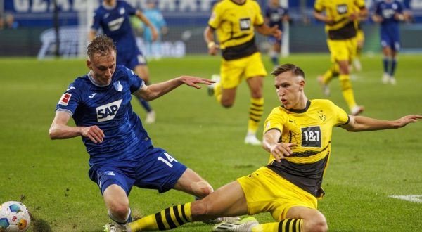 epa10890779 Hoffenheim's Maximilian Beier (L) in action against Dortmund's Nico Schlotterbeck (R) during the German Bundesliga soccer match between TSG 1899 Hoffenheim and Borussia Dortmund in Sinsheim, Germany, 29 September 2023.  EPA/CHRISTOPHER NEUNDORF CONDITIONS - ATTENTION: The DFL regulations prohibit any use of photographs as image sequences and/or quasi-video.