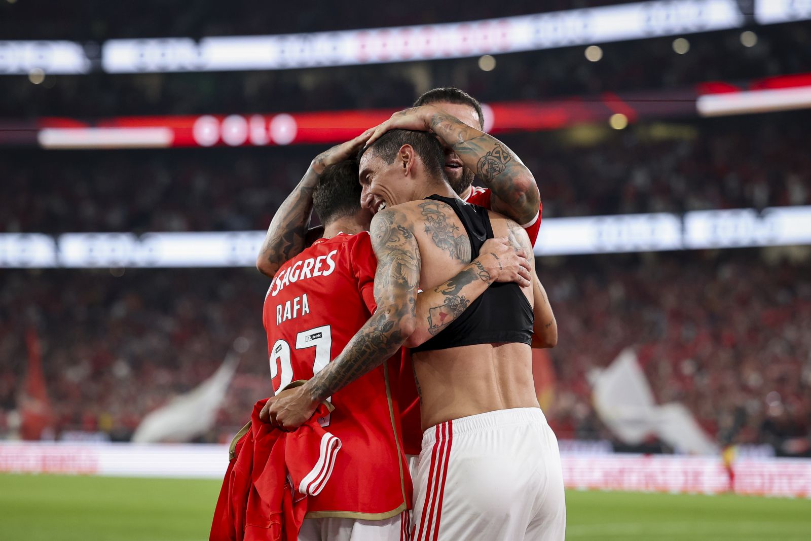 epa10890995 Benfica's Angel Di Maria celebrates with his teammates after scoring the 1-0 goal during the Portuguese First League soccer match between Benfica CP and FC Porto, in Lisbon, Portugal, 29 September 2023.  EPA/JOSE SENA GOULAO