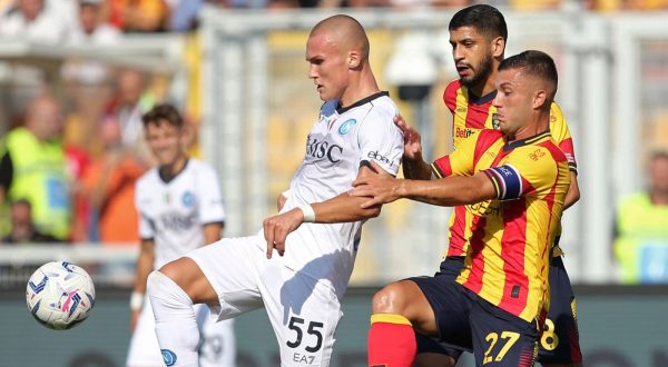 epa10891889 US Lecce's Gabriel Strefezza (R) and SSC Napoli's Leo Ostigard in action during the Italian Serie A soccer match between US Lecce and SSC Napoli in Lecce, Italy, 30 September 2023.  EPA/ABBONDANZA SCURO LEZZI