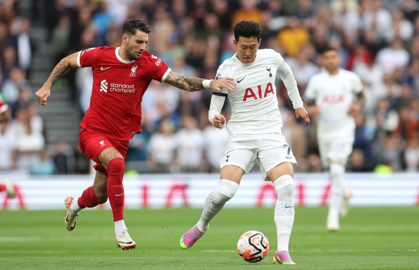epa10892381 Liverpool's Dominik Szoboszlai (L) and Tottenham's Son Heung-min (R) in action during the English Premier League soccer match between Tottenham Hotspur and Liverpool FC, in London, Britain, 30 September 2023.  EPA/NEIL HALL EDITORIAL USE ONLY. No use with unauthorized audio, video, data, fixture lists, club/league logos or 'live' services. Online in-match use limited to 120 images, no video emulation. No use in betting, games or single club/league/player publications.