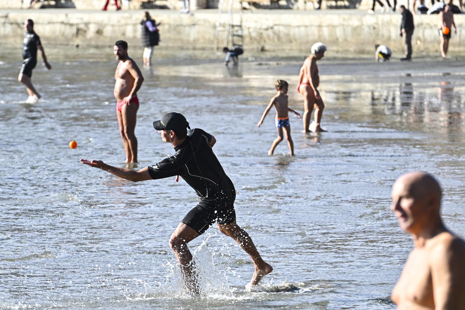 01.01.2023., Split - Suncani prvi dan godine Splicani iskoristili za picigin na plazi Bacvice.
 Photo: Milan Sabic/PIXSELL