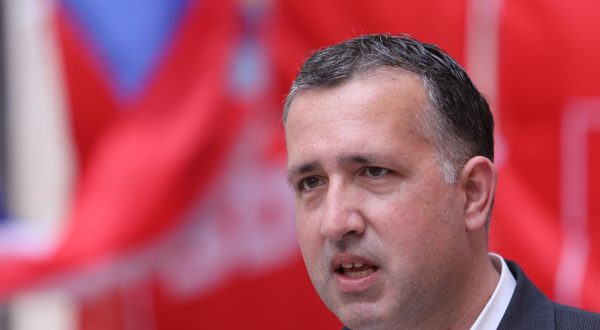 01.05.2021., Split - Celnici splitskog SDP-a i Stranke umirovljenika dijelili su karanfile povodom Praznika rada. Goran Kotur, predsjednik splitskog SDP-a. Photo: Ivo Cagalj/PIXSELL