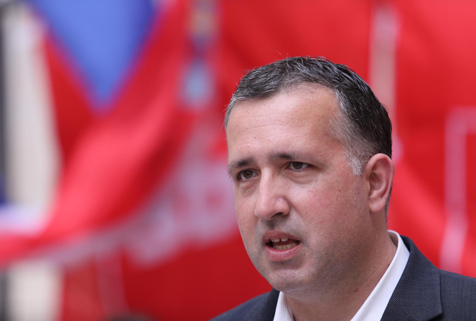 01.05.2021., Split - Celnici splitskog SDP-a i Stranke umirovljenika dijelili su karanfile povodom Praznika rada. Goran Kotur, predsjednik splitskog SDP-a. Photo: Ivo Cagalj/PIXSELL