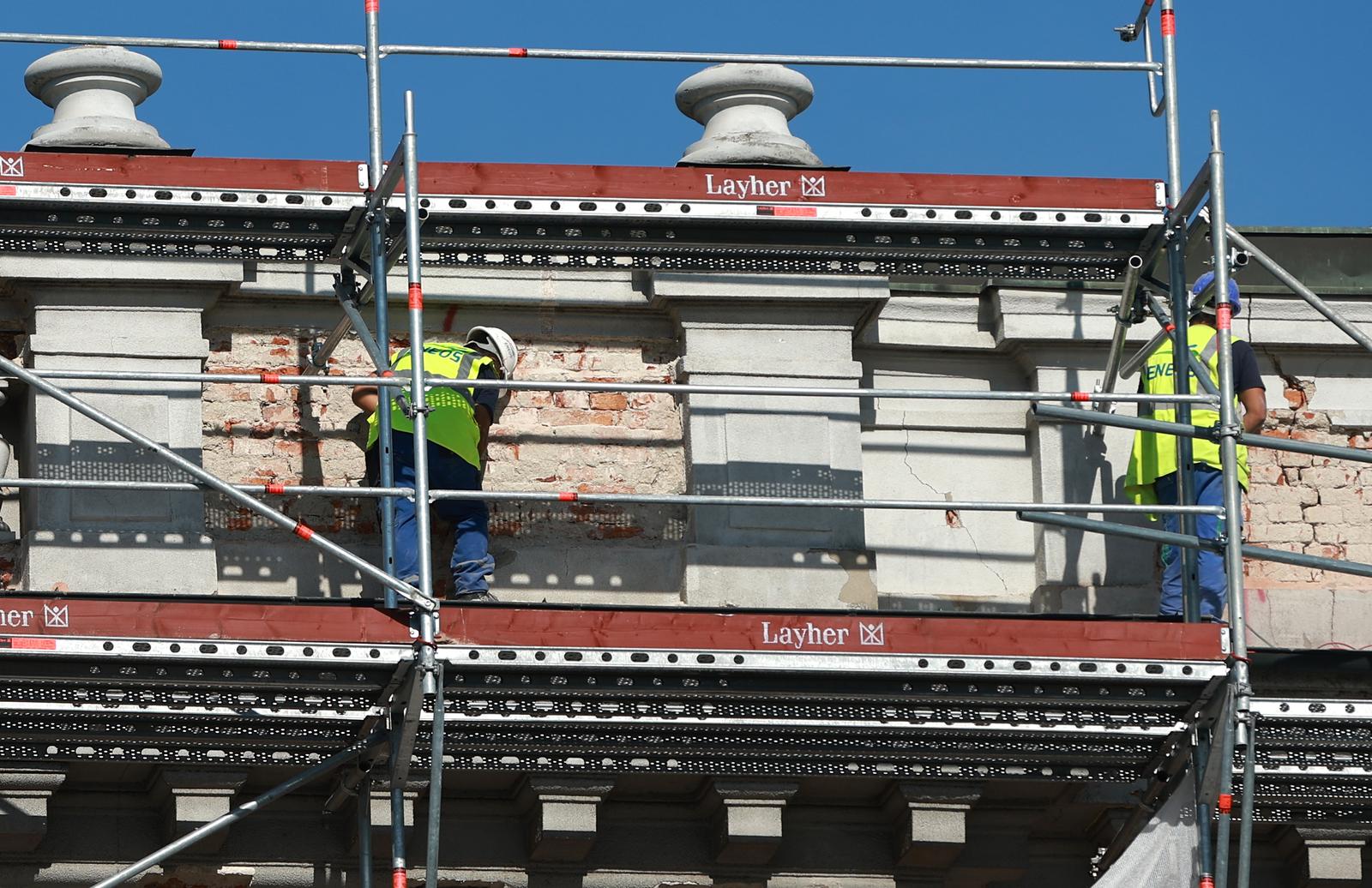 01.08.2023., Zagreb - Sanacija glavnog procelja muzeja Mimara nakon potresac u punom je jeku. Dizalica, skele i uzurbani radnici danasnja je svakodnevica na obnovi muzeja. Photo: Sanjin Strukic/PIXSELL